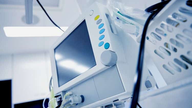 air-ambulance-transfer-with-ecmo-life-support-machine-scaled