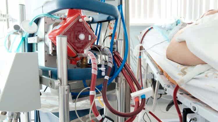 air-ambulance-with-ecmo-life-support-machine